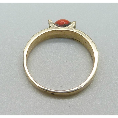 1024 - A 9ct gold and coral set ring, 1.9g, J