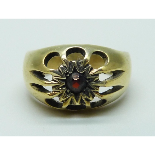 1025 - A silver gilt and garnet ring, W