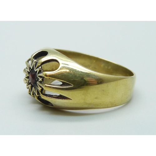 1025 - A silver gilt and garnet ring, W