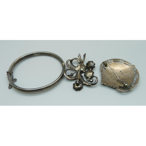 1036 - A silver bangle, a marcasite set silver brooch and a Siam silver brooch, 23.9g