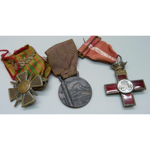 1038 - A French 1914-1915 cross medal, an enamelled cross medal and an Africa Orientale medal