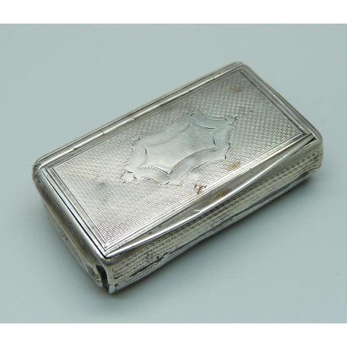 1040 - A continental silver snuff box with control marks, 39g, 61mm wide, dented