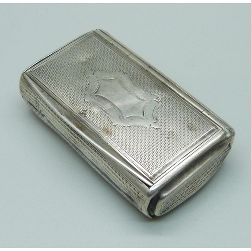 1040 - A continental silver snuff box with control marks, 39g, 61mm wide, dented