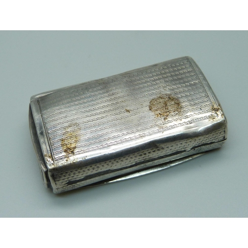 1040 - A continental silver snuff box with control marks, 39g, 61mm wide, dented