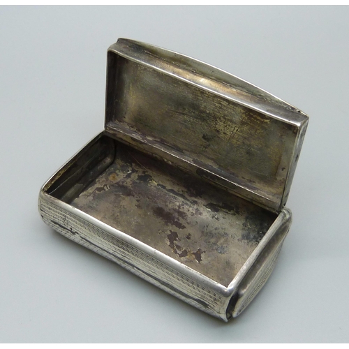 1040 - A continental silver snuff box with control marks, 39g, 61mm wide, dented