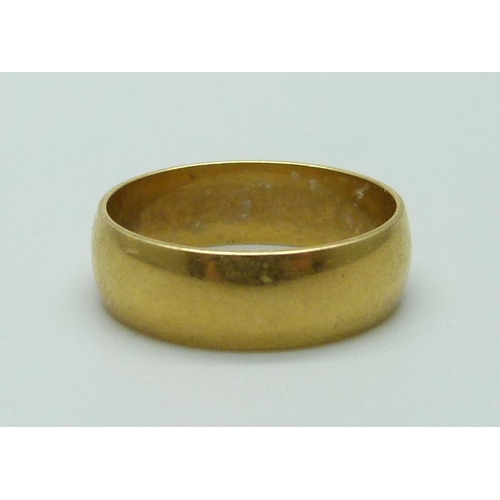 1057 - An 18ct gold ring, 5g, P