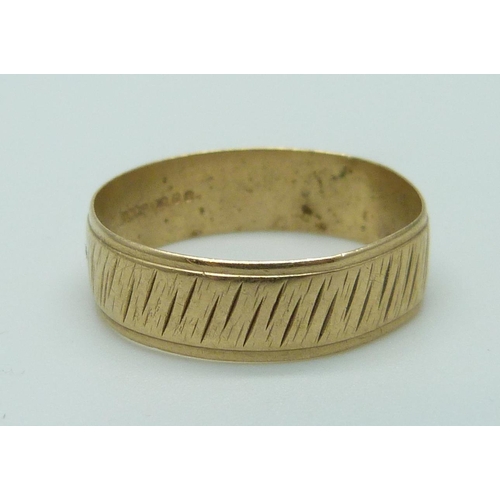 1058 - A 9ct gold ring, 2.8g, Y