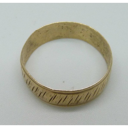 1058 - A 9ct gold ring, 2.8g, Y