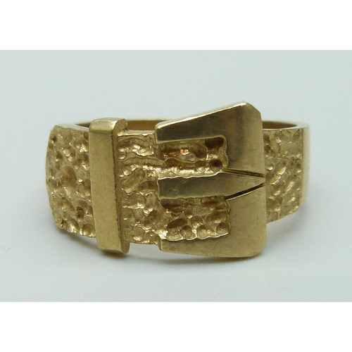 1059 - A 9ct gold buckle ring, 6.8g, Z