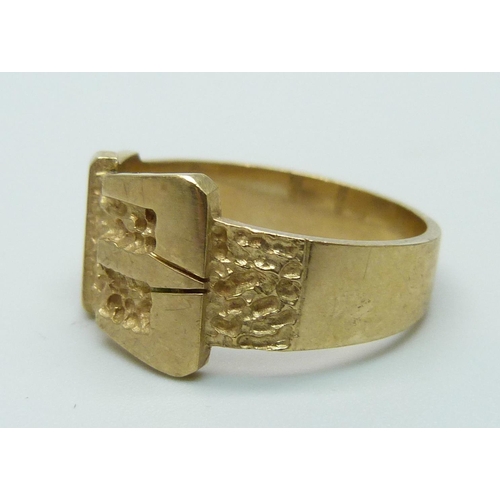 1059 - A 9ct gold buckle ring, 6.8g, Z