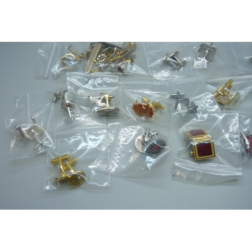 1062 - Fifteen pairs of cufflinks and fifteen tie-pins and tie-tacks