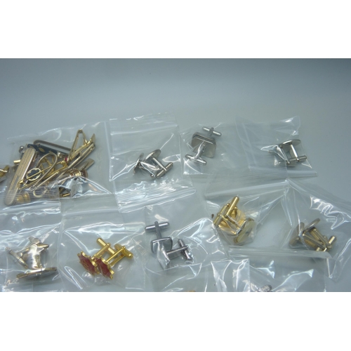 1062 - Fifteen pairs of cufflinks and fifteen tie-pins and tie-tacks