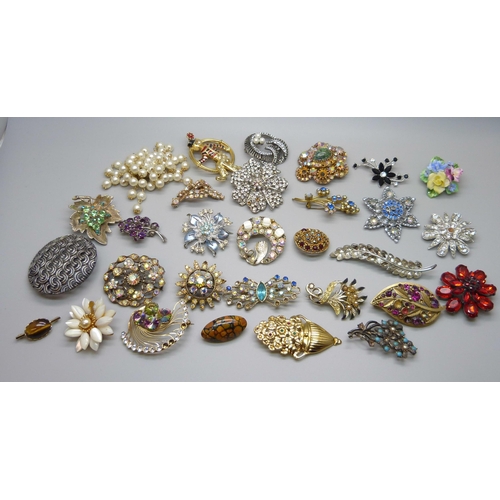 1063 - Thirty costume brooches