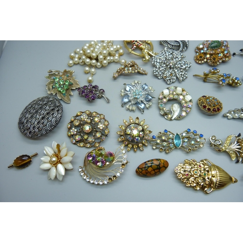 1063 - Thirty costume brooches