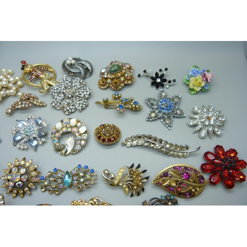 1063 - Thirty costume brooches