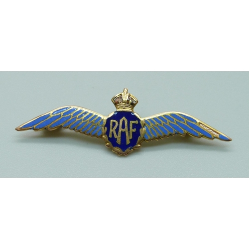 1068 - A 9ct gold and enamelled RAF brooch, enamel a/f, 2g