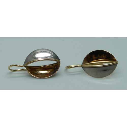 1070 - A pair of 14ct gold and sterling silver designer earrings, 2.9g
