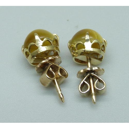 1074 - A pair of 18ct gold stud earrings, 2.6g