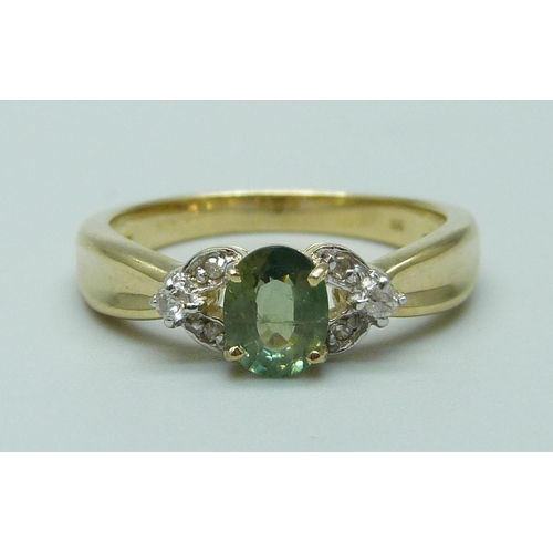 1085 - A 9ct gold ring set with a peridot and diamonds, 2.8g, N