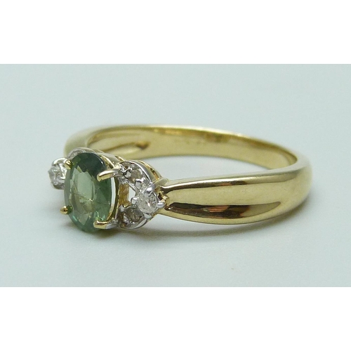 1085 - A 9ct gold ring set with a peridot and diamonds, 2.8g, N