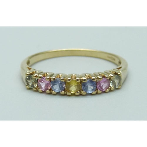 1086 - A 9ct gold ring set with coloured sapphires, 1.6g, O