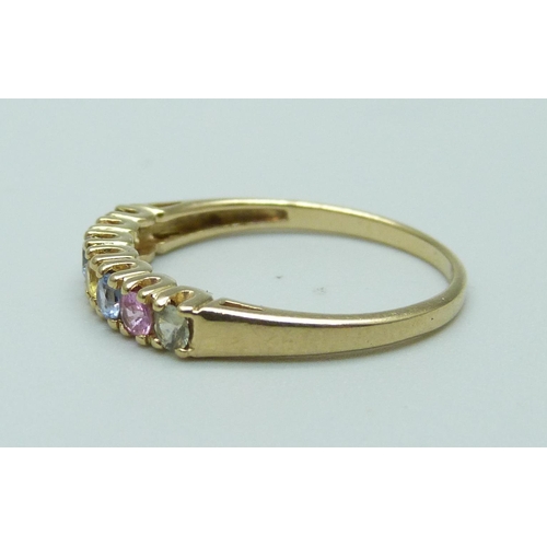 1086 - A 9ct gold ring set with coloured sapphires, 1.6g, O