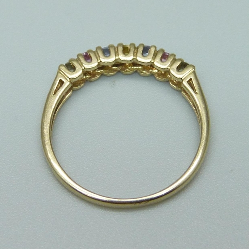 1086 - A 9ct gold ring set with coloured sapphires, 1.6g, O