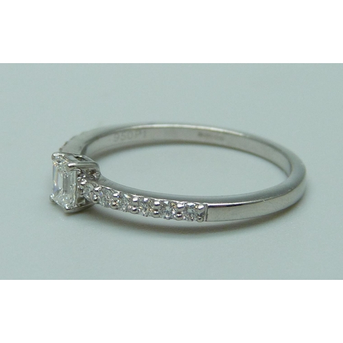 1089 - A platinum and diamond ring, 3.4g, Q