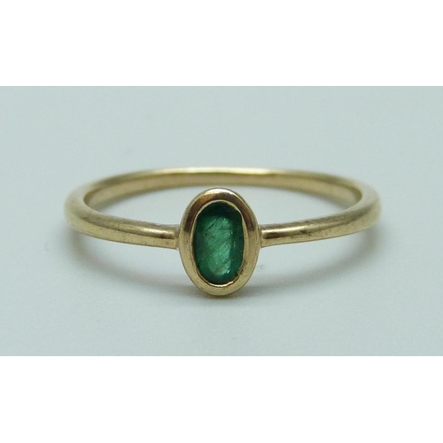 1090 - A 9ct gold ring set with an emerald, 1.4g, P