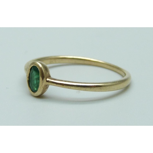 1090 - A 9ct gold ring set with an emerald, 1.4g, P