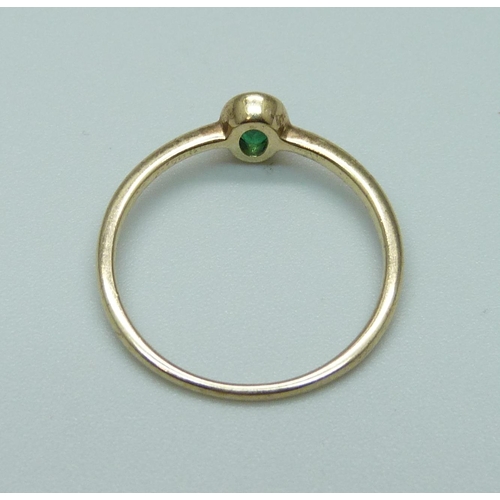 1090 - A 9ct gold ring set with an emerald, 1.4g, P