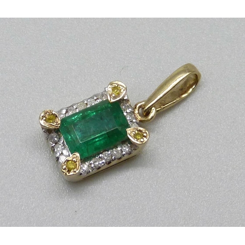 1094 - A 9ct gold pendant set with an emerald and diamonds, 1.5g