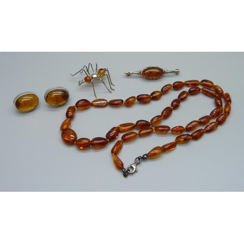 1095 - Silver set amber jewellery; necklace, a pair of earrings, a spider brooch and one other brooch