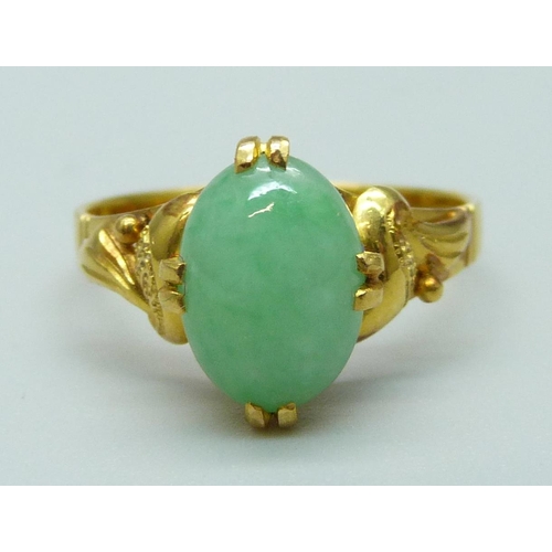 1096 - A 22ct gold and jade ring, 2.9g, L