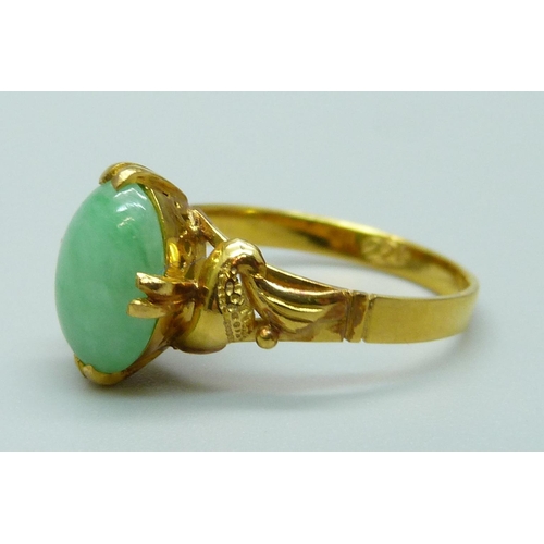 1096 - A 22ct gold and jade ring, 2.9g, L