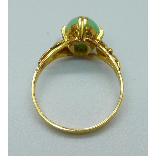 1096 - A 22ct gold and jade ring, 2.9g, L