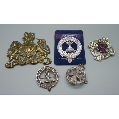 1101 - Three military badges, a Scottish brooch and a plaque