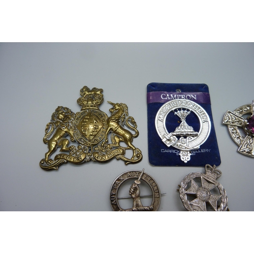 1101 - Three military badges, a Scottish brooch and a plaque