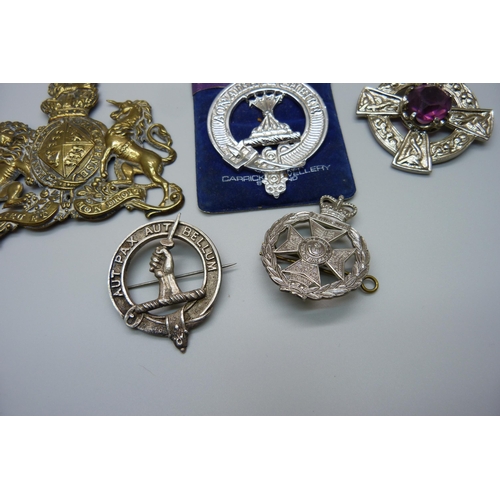 1101 - Three military badges, a Scottish brooch and a plaque