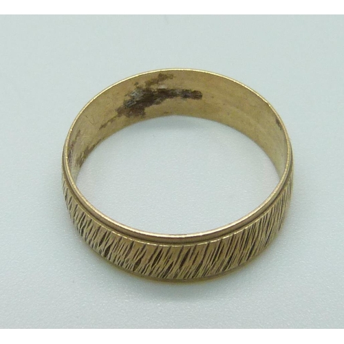 1104 - A 9ct gold ring, 2.1g, N/O