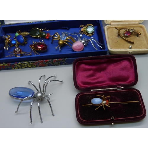 1111 - Spider and insect brooches (11)