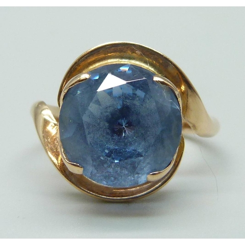 1114 - A yellow metal and blue stone set ring, marked 14 on the outside of the shank, 4.8g, Q