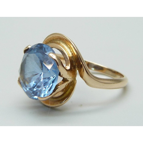 1114 - A yellow metal and blue stone set ring, marked 14 on the outside of the shank, 4.8g, Q