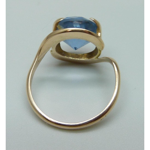 1114 - A yellow metal and blue stone set ring, marked 14 on the outside of the shank, 4.8g, Q