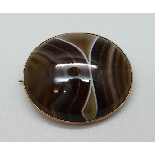 1116 - A yellow metal and agate set brooch, tests as 9ct gold