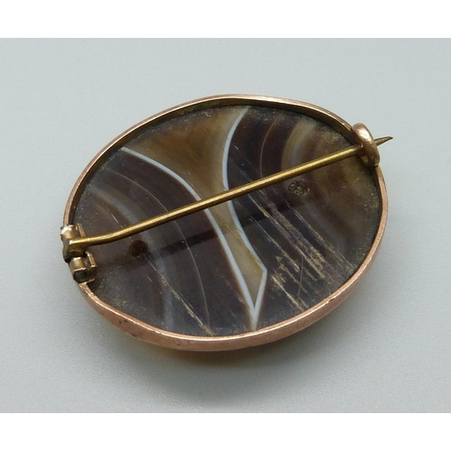 1116 - A yellow metal and agate set brooch, tests as 9ct gold