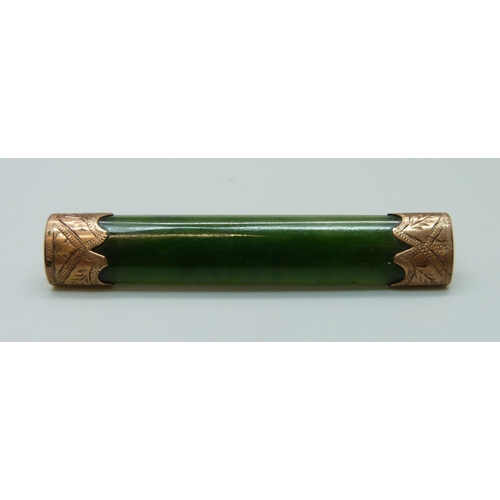 1120 - A 9ct gold set green stone brooch, 56mm