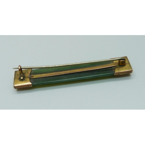 1120 - A 9ct gold set green stone brooch, 56mm