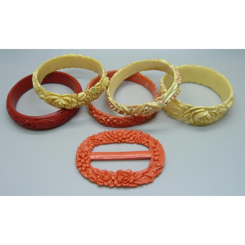 1121 - Five vintage plastic bangles and a buckle