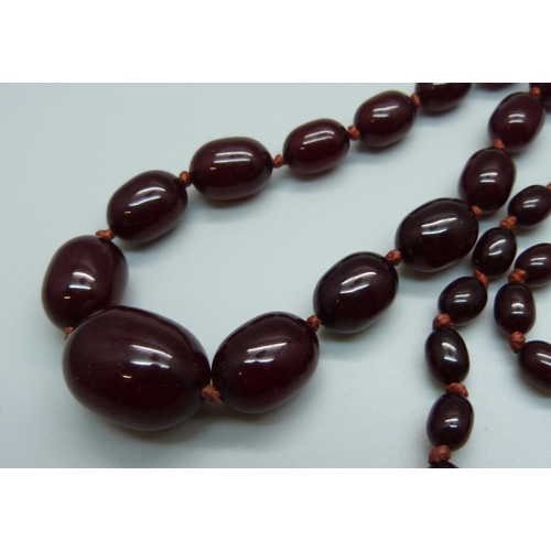 1123 - A sherry amber bead necklace, 41g